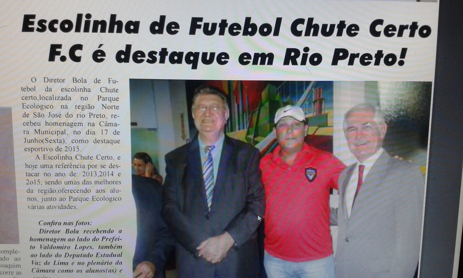 Diretor Bola recebendo homenagem na Câmara Municipal ao lado do Prefeito Valdomiro Lopes e do Deputado Estadual Vaz de Lima